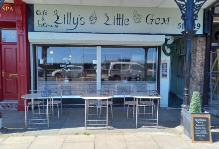 closed-cafe-in-cleethorpes-588479